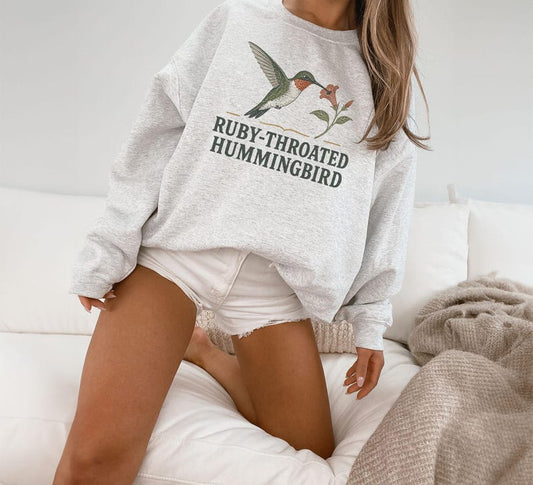 Minimalist Ruby Throated Hummingbird - Vintage Birdwatching Birding Unisex Sweatshirt