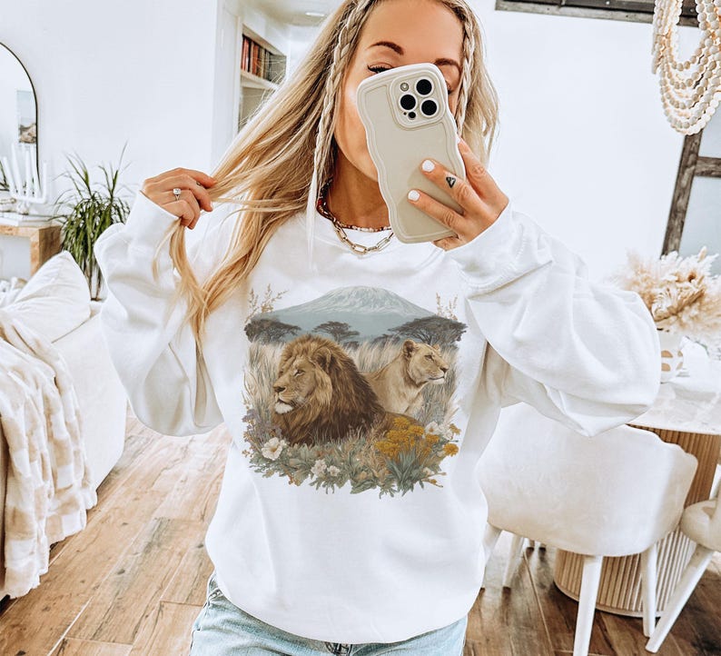 Retro African Lions Wildflowers Summer Safari Sweatshirt - 90s Cute Lion Lioness Mount Kilimanjaro Outfit - Boho Unisex Crewneck Sweatshirt